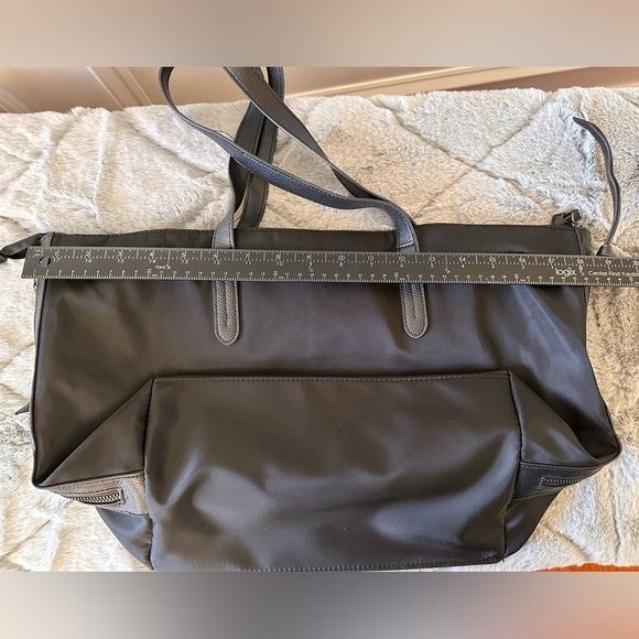 Botkier basic zipper tote for light use black with zipper - Picture 6 of 7